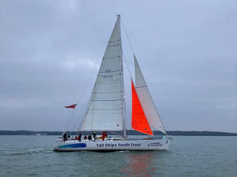 Challenger 2 with three sails up