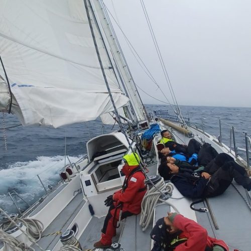 Hanzhou Halkongfan school voyage group laying on deck