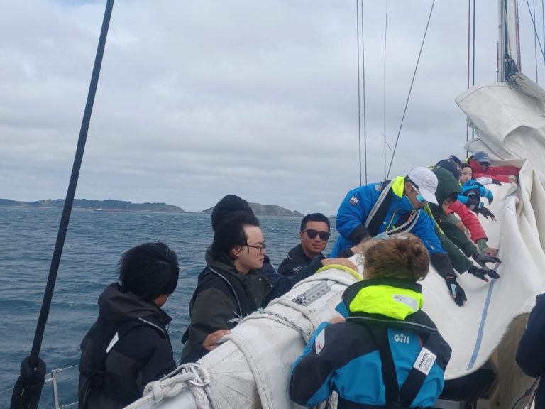 Hanzhou Halkongfan school voyage putting up sail