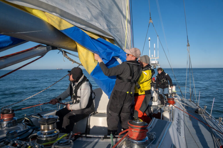 Pulling down spinnakers