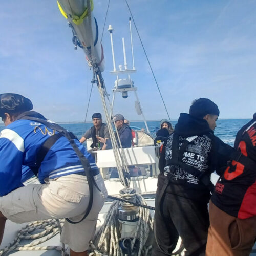 Exploration voyage sailing with young teenagers